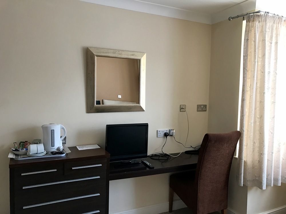 בראקנל Elizabeth House Hotel מראה חיצוני תמונה