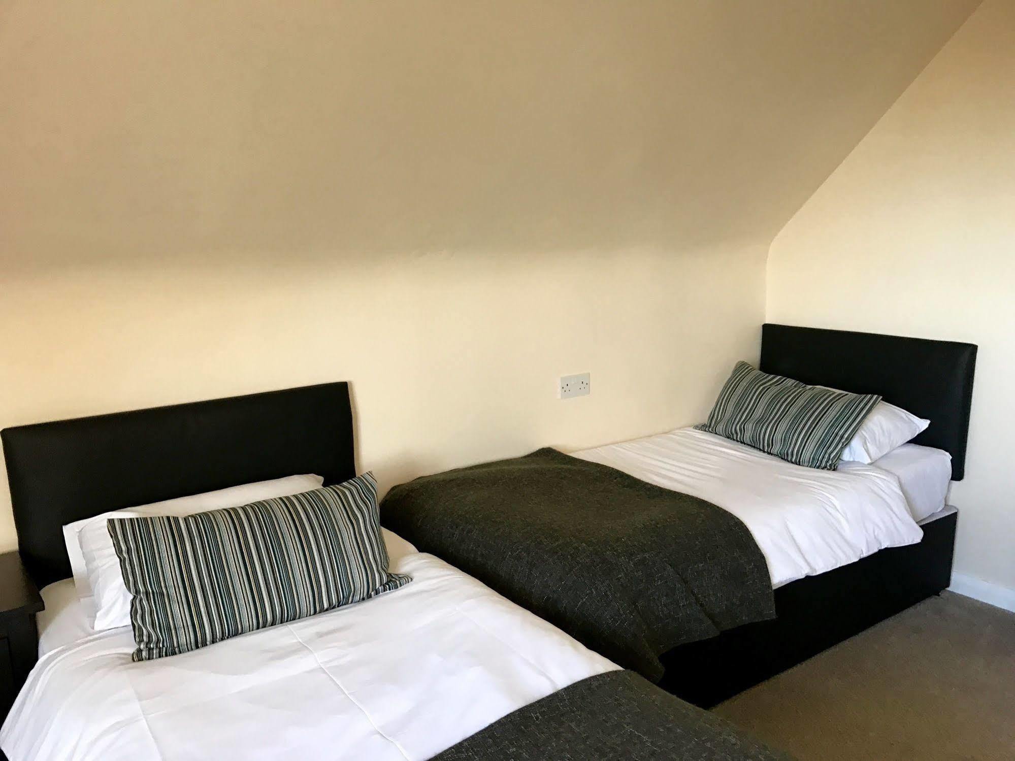 בראקנל Elizabeth House Hotel מראה חיצוני תמונה
